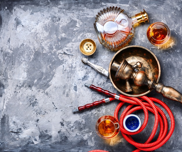 Smoking hookah with brandy flavor Premium Photo
