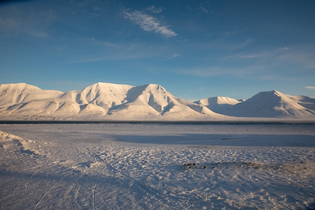 Premium Photo | Snow covered mountains seen from longyearbyen in svalbard.