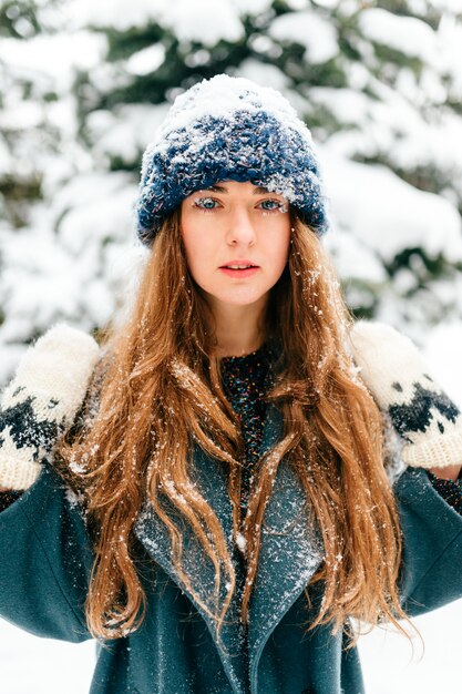 雪の女王 驚くほど美しい顔 青い幻想的な目 屋外の長い完璧な髪のクローズアップの肖像画を持つ少女 皮膚を凍結する まつげと唇は雪で覆われています 妖精ファンタジー珍しい女性 プレミアム写真