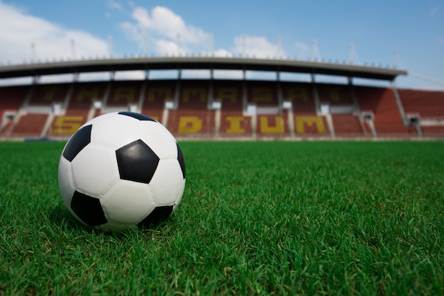 スタジアムの背景と芝生のサッカーボール 無料の写真