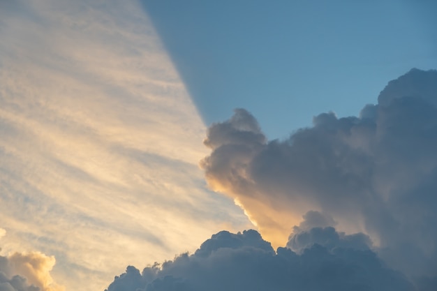 ソフトフォーカス雲の中の日差し 夢の日の夕日の雨雲 プレミアム写真