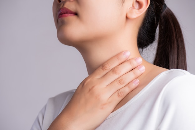 喉の痛み 彼女の病気の首に触れる女性の手 医療コンセプト プレミアム写真