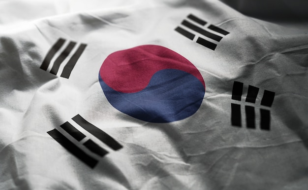 しわくちゃの韓国国旗をクローズアップ プレミアム写真