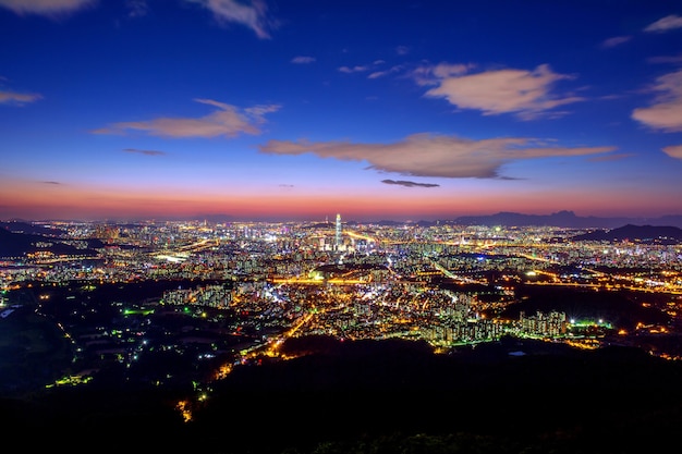 ソウルの韓国のスカイライン 南漢山城北門のロッテワールドモールで韓国の最高の景色 無料の写真
