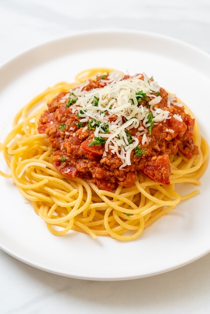 Premium Photo | Spaghetti bolognese pork or spaghetti with minced pork ...