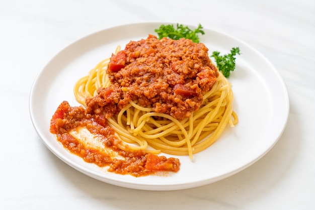 Premium Photo | Spaghetti bolognese pork or spaghetti with minced pork ...