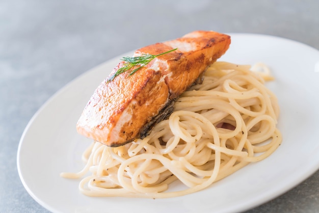 Free Photo | Spaghetti cream sauce with salmon