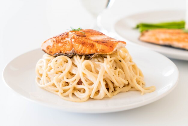 Free Photo | Spaghetti cream sauce with salmon