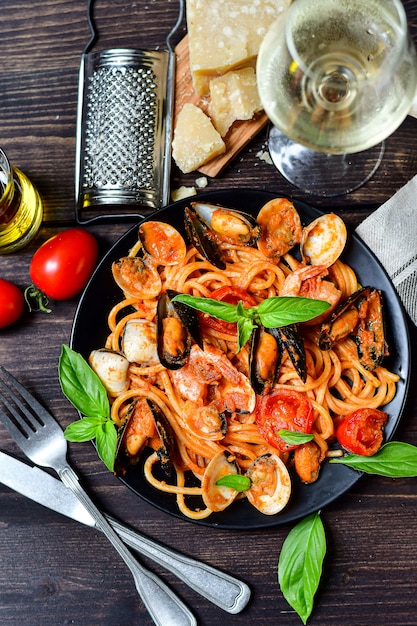 Premium Photo | Spaghetti seafood pasta with clams and prawns with ...