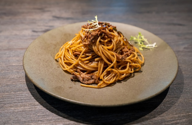 Premium Photo | Spaghetti with beef and black pepper