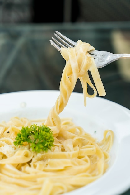 spaghetti-with-cream-sauce-free-photo