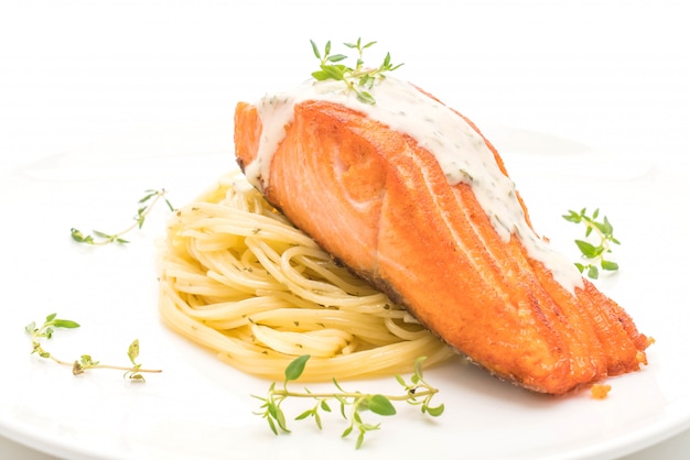 Premium Photo | Spaghetti with fried salmon