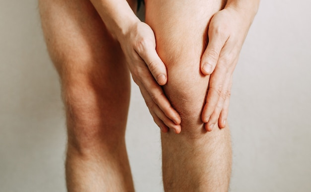 男性の膝のけいれん関節の怪我職場での倦怠感怪我の領域 プレミアム写真