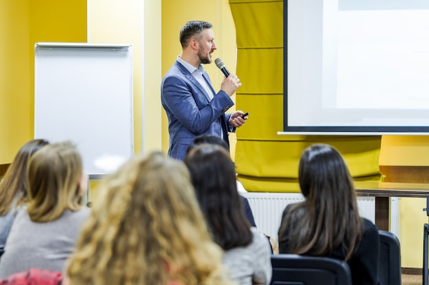 Speaker at business meeting. businessman addressing delegates at conference Premium Photo