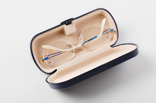 Premium Photo Spectacles Without Frames In Open Case