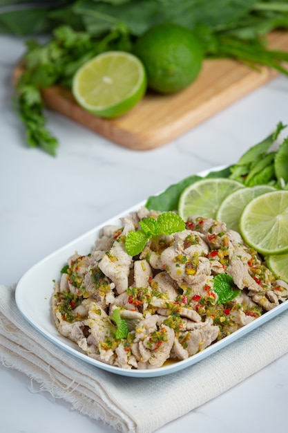 スパイシーポークサラダ新鮮なクリスピーケールの茎タイ料理を添えて 無料の写真
