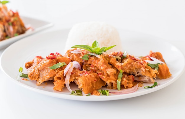 Spicy salad with fried chicken | Free Photo