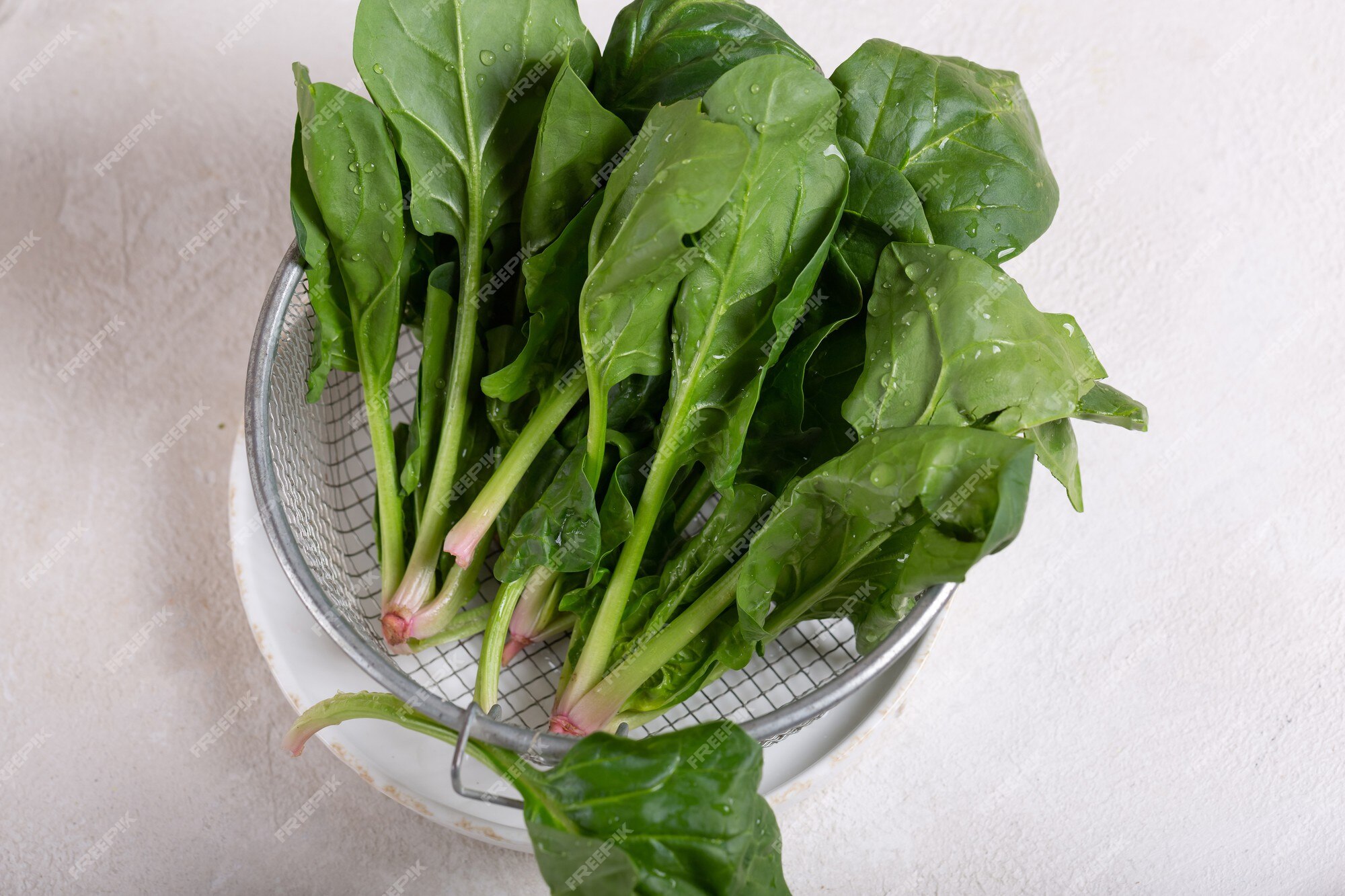 premium-photo-spinach-is-the-main-ingredient-in-a-green-cocktail-for