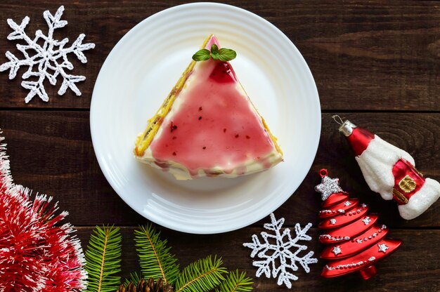 バナナ ミルククリーム クランベリーシロップを重ねたスポンジケーキ クリスマスのホリデーデザート プレミアム写真