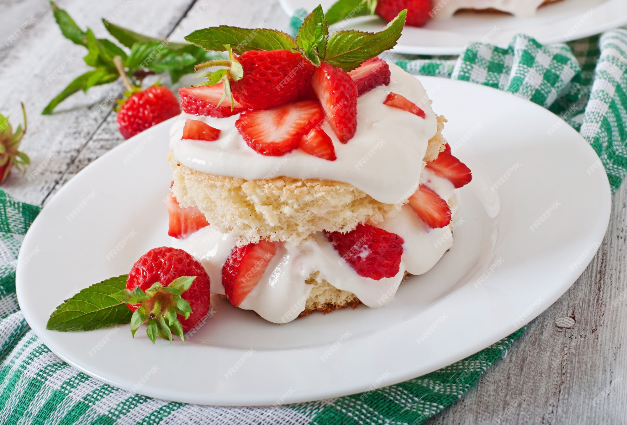 Premium Photo | Sponge cake with cream and strawberries