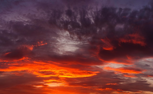 雲と不気味なオレンジ色の空 無料の写真