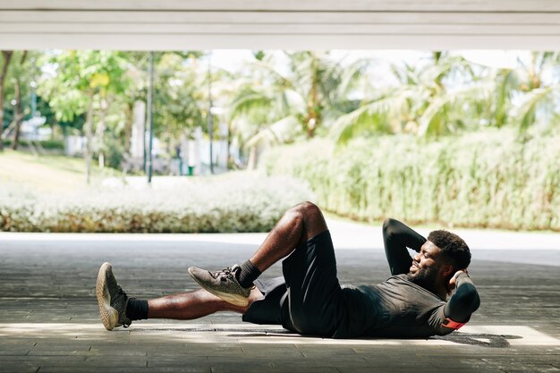 Premium Photo | Sportsman doing bicycle crunches