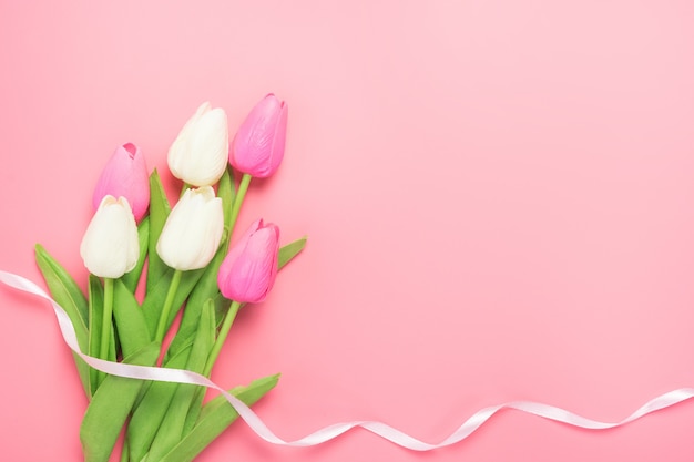 ピンクのピンクと白のチューリップの春の花の束 プレミアム写真
