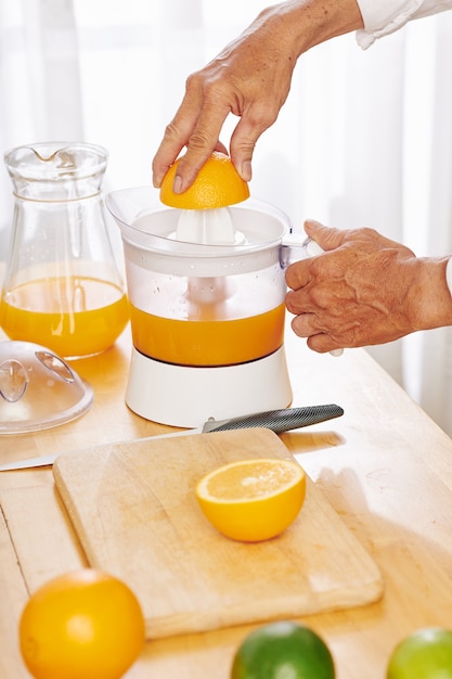 Premium Photo | Squeezing orange juice