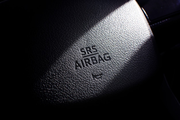 車のステアリングホイール上のsrsエアバッグシンボル プレミアム写真