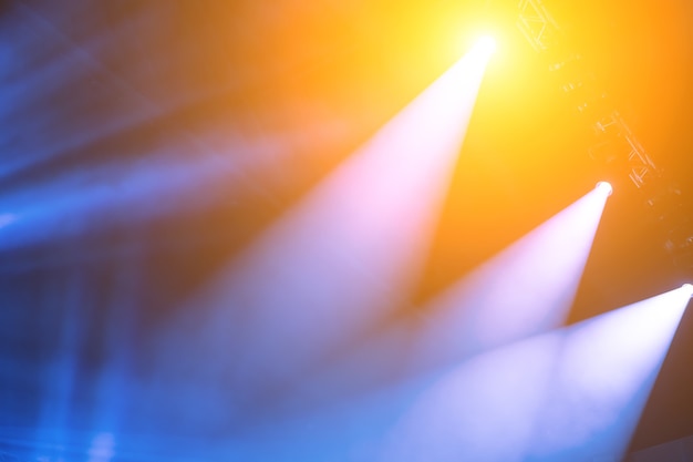レーザー光によるステージスポットライト コンサート照明の背景 プレミアム写真