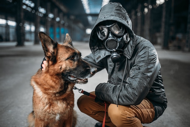 ストーカーと犬 危険地帯の生存者 プレミアム写真