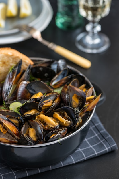 Premium Photo | Steamed mussels in white wine sauce