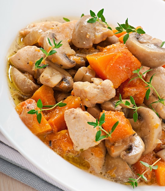 Free Photo Stew chicken with vegetables and mushrooms in a cream sauce