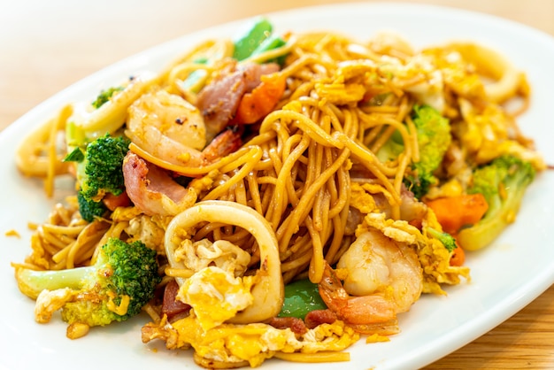 Premium Photo | Stir-fried noodles with seafood and vegetables