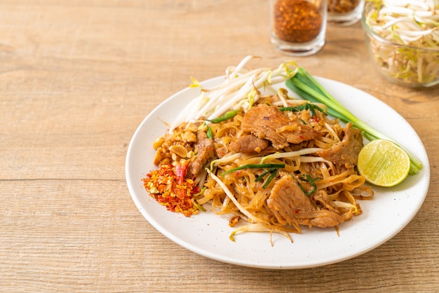 Premium Photo | Stir-fried rice noodles with pork