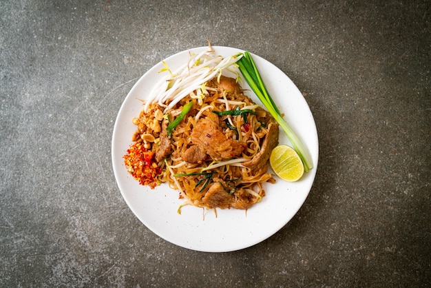 Premium Photo | Stir-fried rice noodles with pork