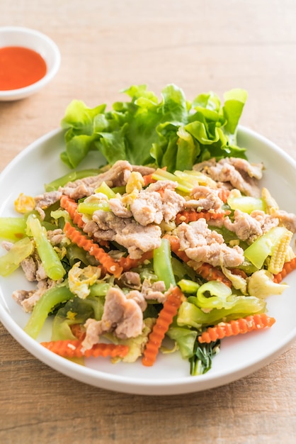 Premium Photo | Stir-fried shanghai noodle with pork