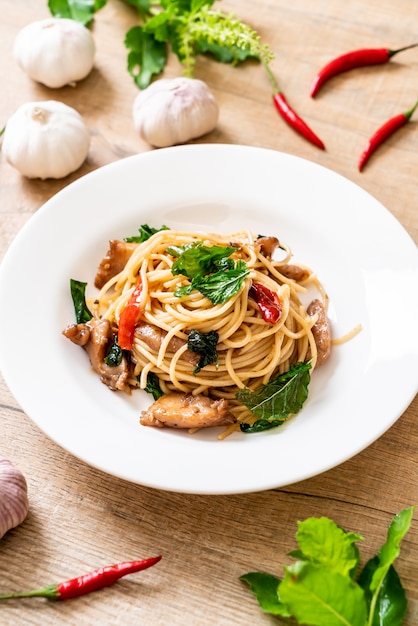 Premium Photo | Stir-fried spaghetti with chicken and basil