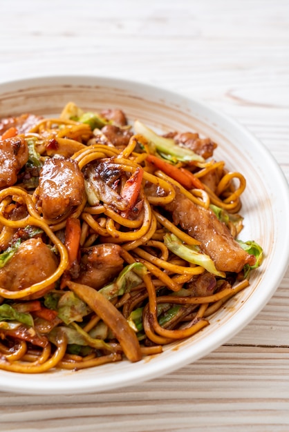 Premium Photo | Stir-fried yakisoba noodle with pork