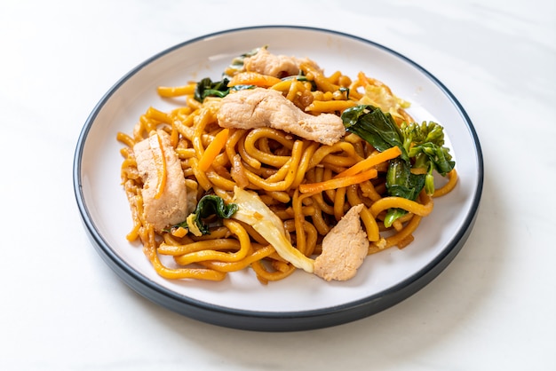 Premium Photo | Stir-fried yakisoba noodles with chicken