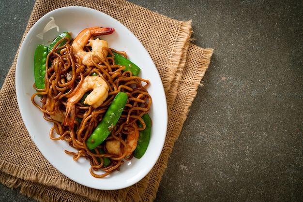 Premium Photo Stir Fried Yakisoba Noodles With Green Peas And Shrimps