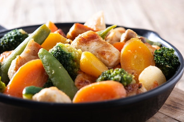 Stir fry chicken with vegetables Premium Photo