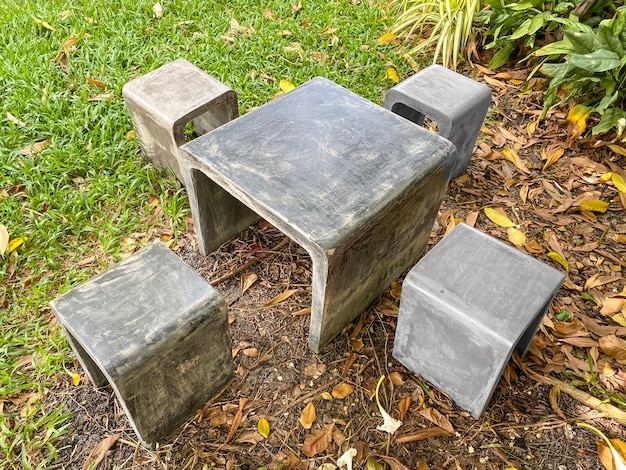 自然の緑の屋外公園での石の椅子 プレミアム写真
