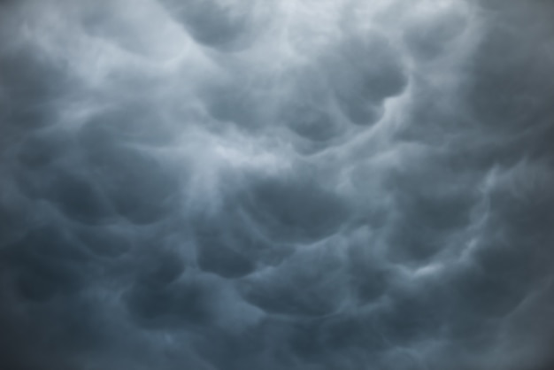 黒い雲と不気味な空で劇的な嵐の雲 雨の前の動きの暗い空 プレミアム写真