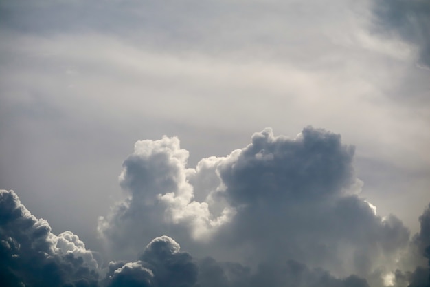 灰色の空黒い雲の中の嵐シルエット雲太陽 プレミアム写真