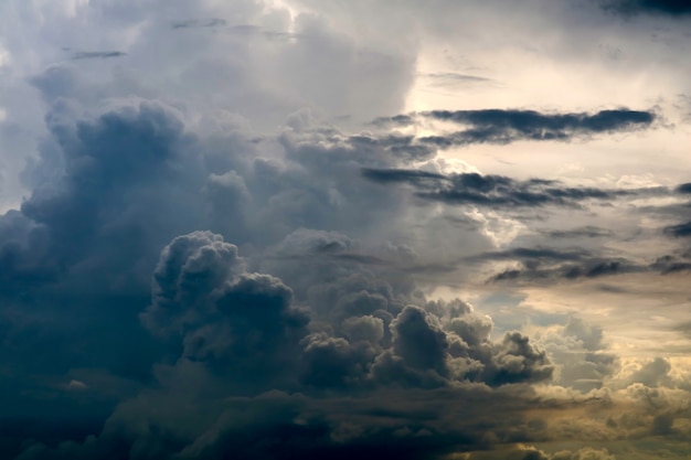 灰色の空暗い雲の中の嵐シルエット雲太陽光線 プレミアム写真