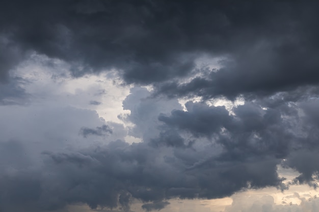 嵐の灰色の空と雲 プレミアム写真