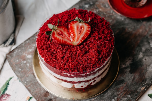 イチゴのケーキ赤灰色の机の上の甘いおいしい丸い粉 無料の写真