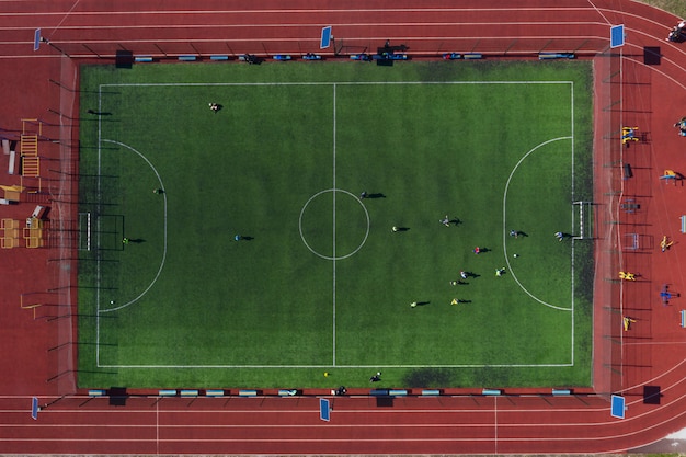 上からドローンからの撮影 フットボール競技場のあるストリートスポーツフィールド プレミアム写真