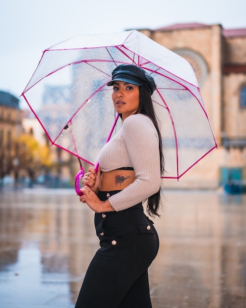 Premium Photo Street Style Of A Young Brunette Latina In The Rain Of The City With An Umbrella